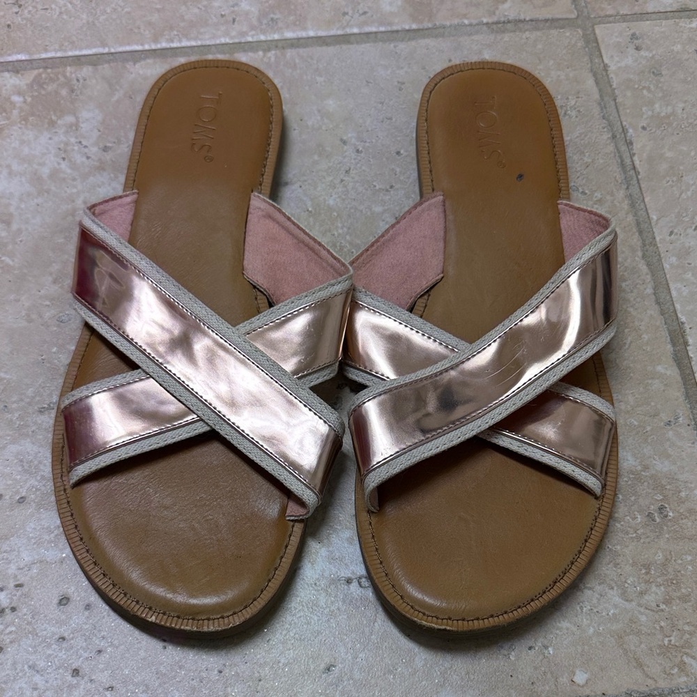 TOMS Women's Metallic and Tan Sandals